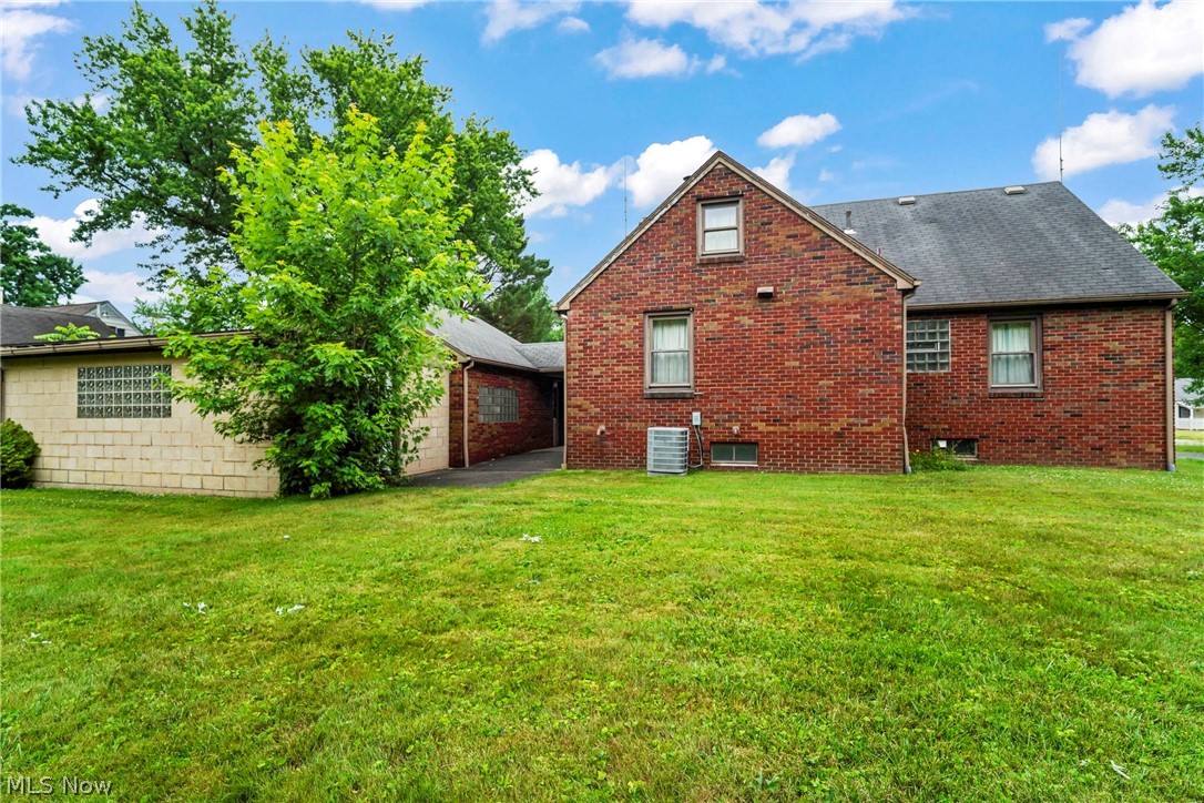 1861 Lexington Avenue NW Warren OH 44485