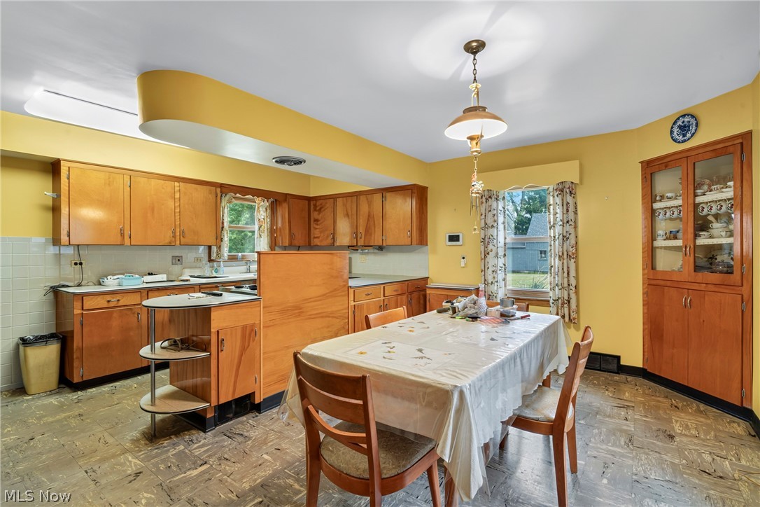1861 Lexington Avenue NW Warren OH 44485