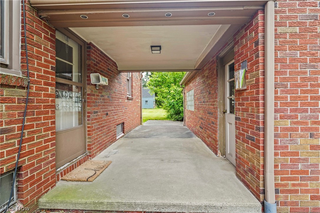 1861 Lexington Avenue NW Warren OH 44485