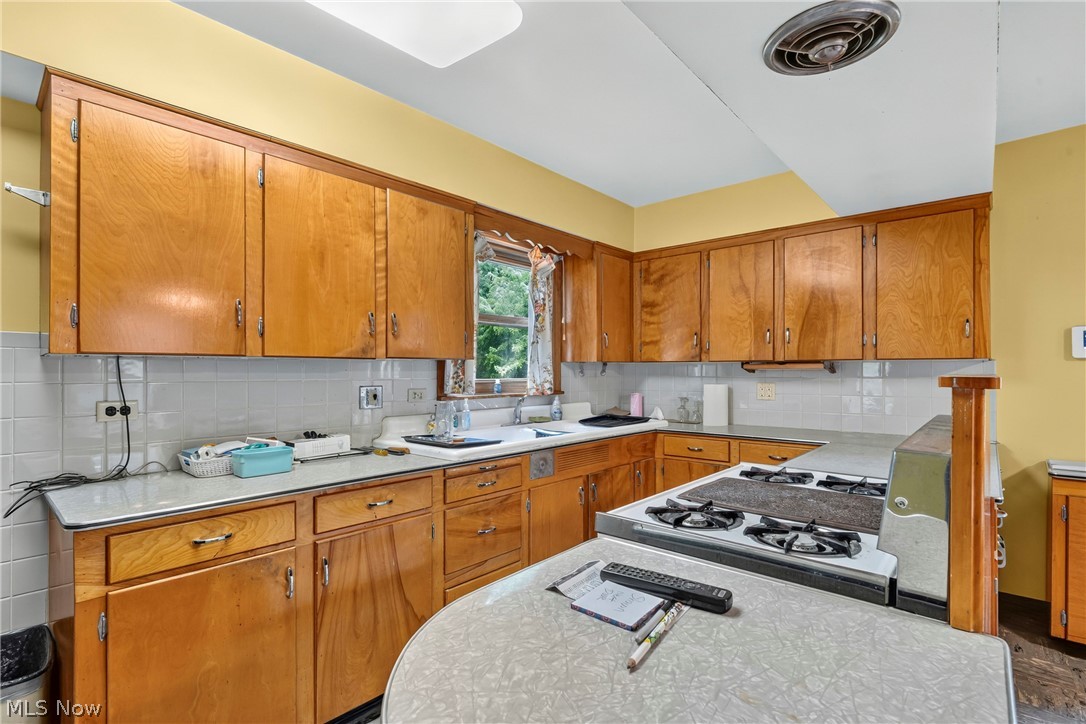 1861 Lexington Avenue NW Warren OH 44485