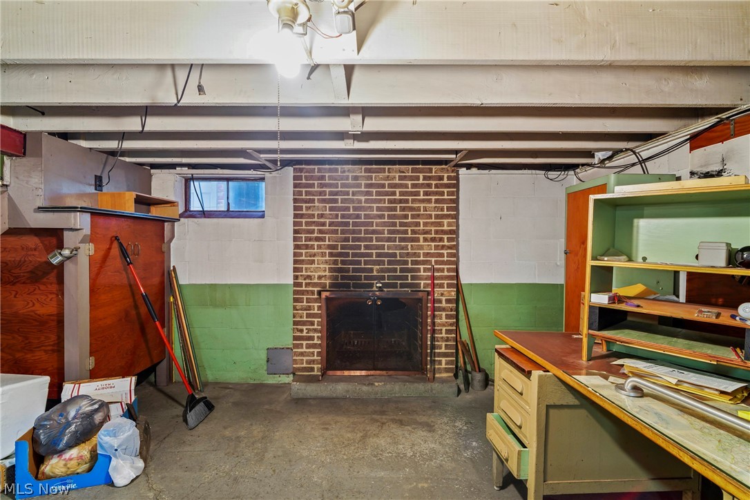 1861 Lexington Avenue NW Warren OH 44485