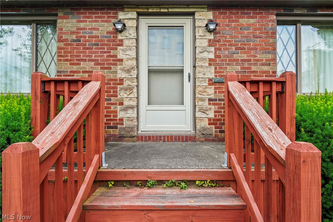 1861 Lexington Avenue NW Warren OH 44485