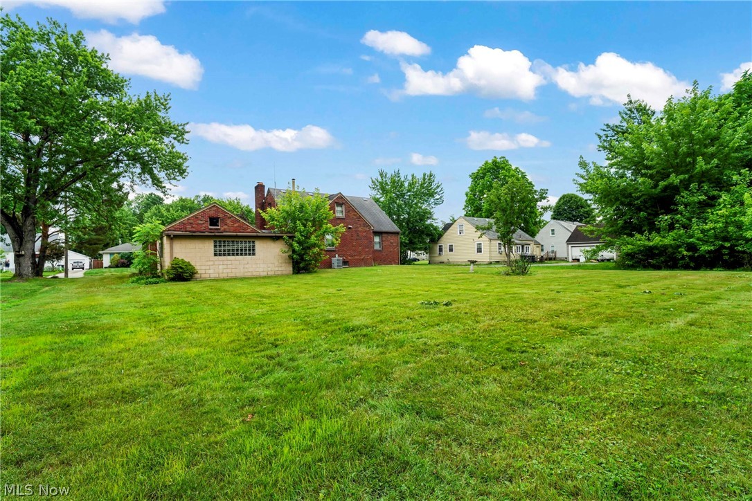 1861 Lexington Avenue NW Warren OH 44485