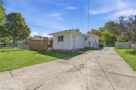 21810 Forestview Circle Brook Park OH 44142