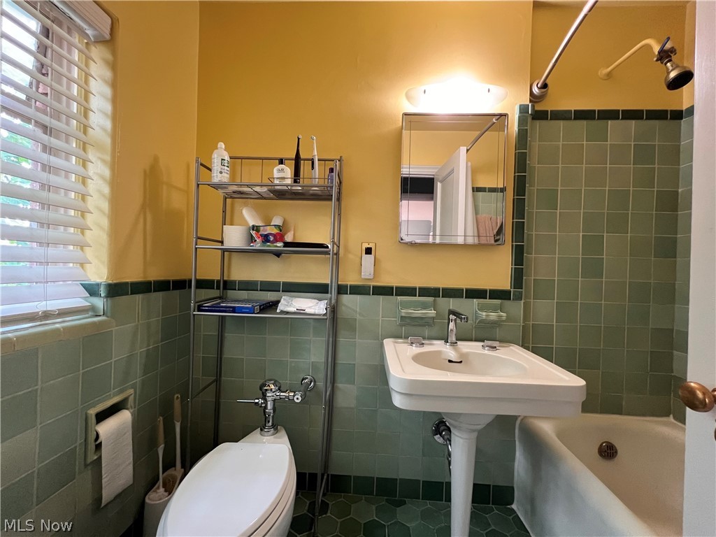 15541 Brewster Road East Cleveland OH 44112