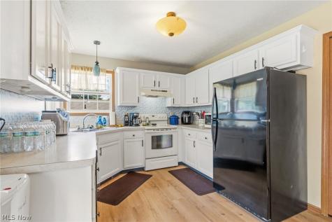 6055 Apple Street Louisville OH 44641