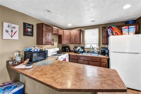 7914 Dorver Avenue Cleveland OH 44105