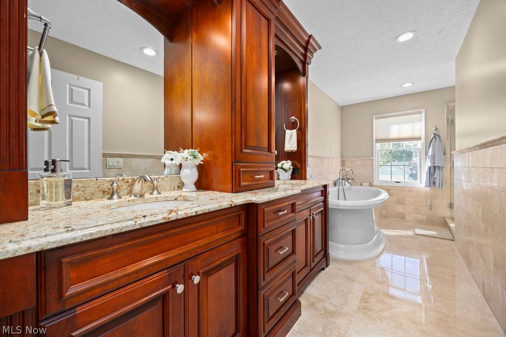 19563 Castletown Drive SE Strongsville OH 44136
