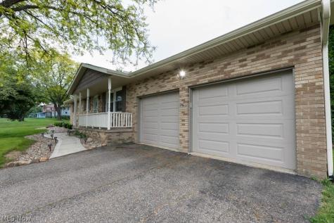 1094 Desert Street NE Uniontown OH 44685