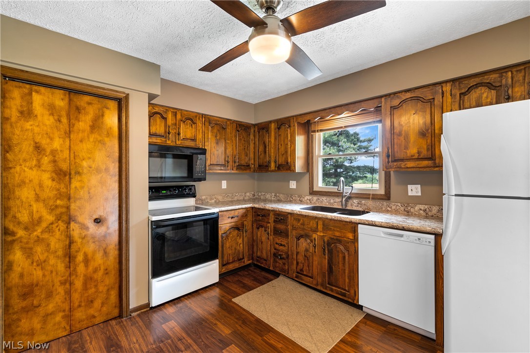 11033 Santa Fe Trail NE Hartville OH 44632
