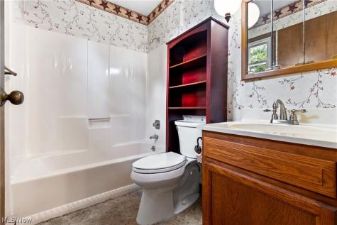 11033 Santa Fe Trail NE Hartville OH 44632