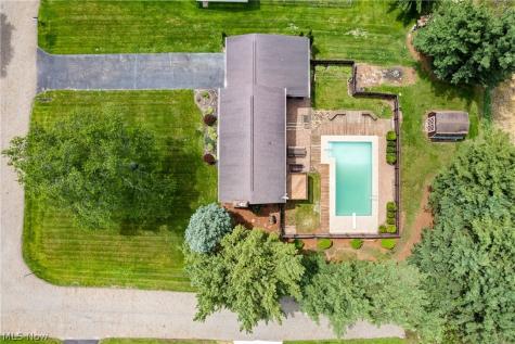 11033 Santa Fe Trail NE Hartville OH 44632