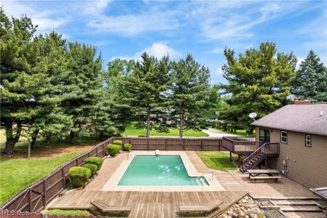 11033 Santa Fe Trail NE Hartville OH 44632