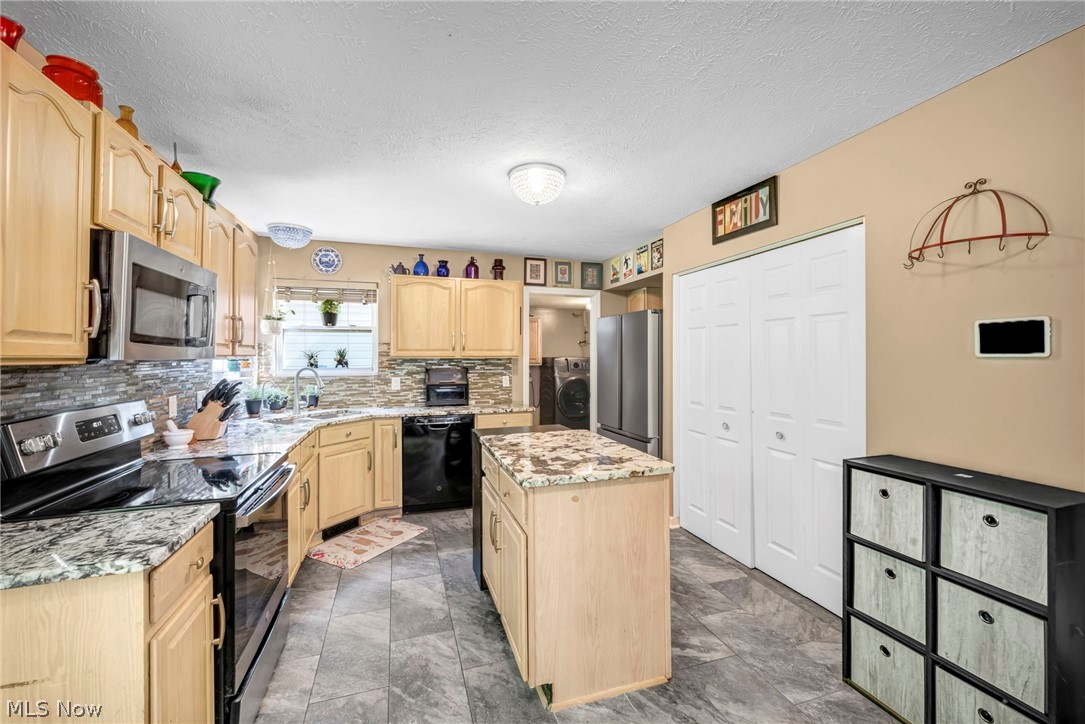 2049 N Park Lane Roaming Shores OH 44084