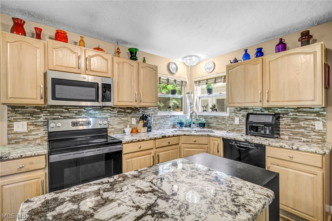 2049 N Park Lane Roaming Shores OH 44084