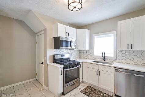 2111 Wascana Avenue Lakewood OH 44107