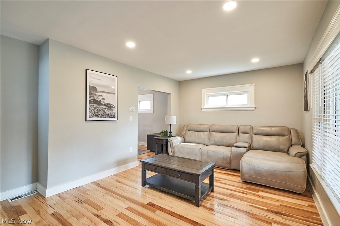 2111 Wascana Avenue Lakewood OH 44107