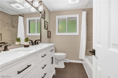 1581 N Circle View Drive Seven Hills OH 44131