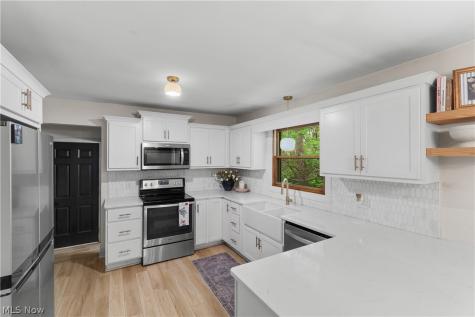 8496 Shadyview Avenue NW Clinton OH 44216