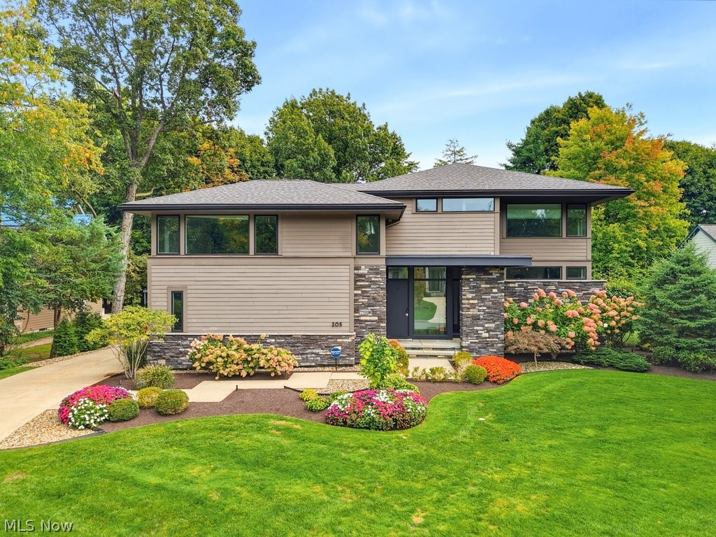 205 Lakehurst Drive Bratenahl OH 44108