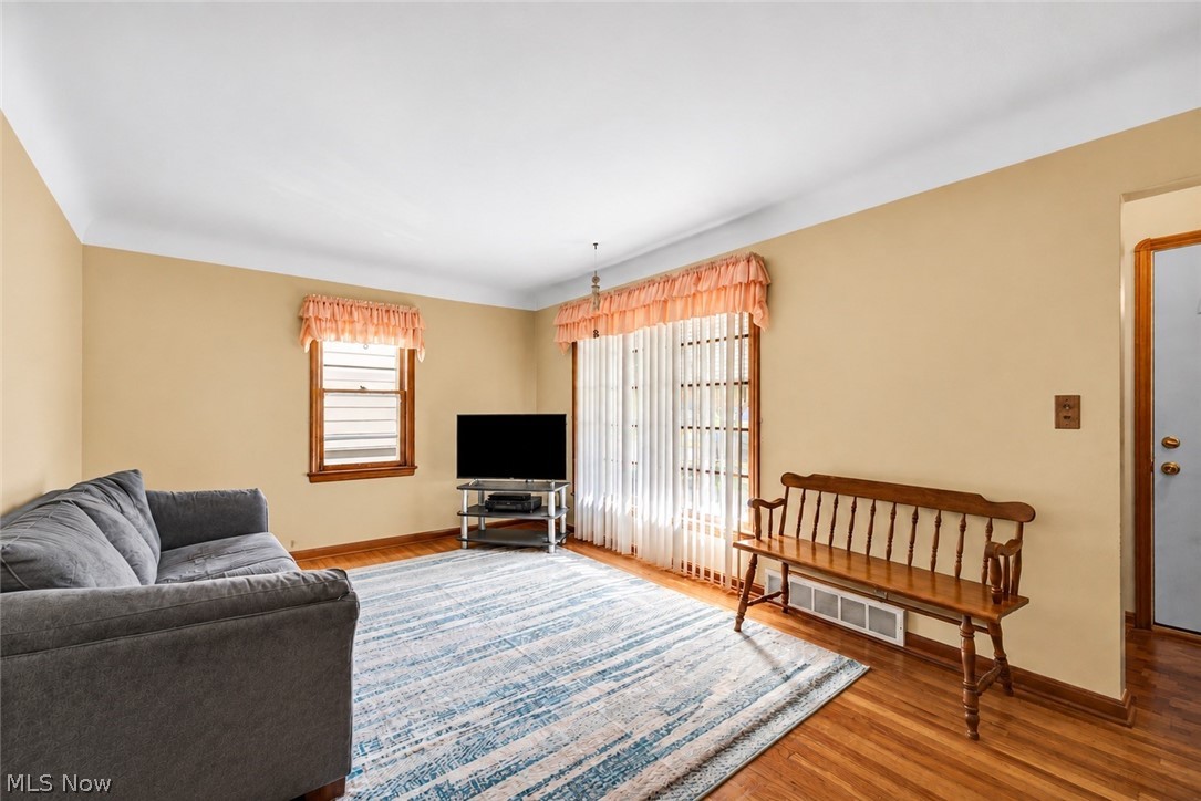 9010 Pinegrove Avenue Parma OH 44129