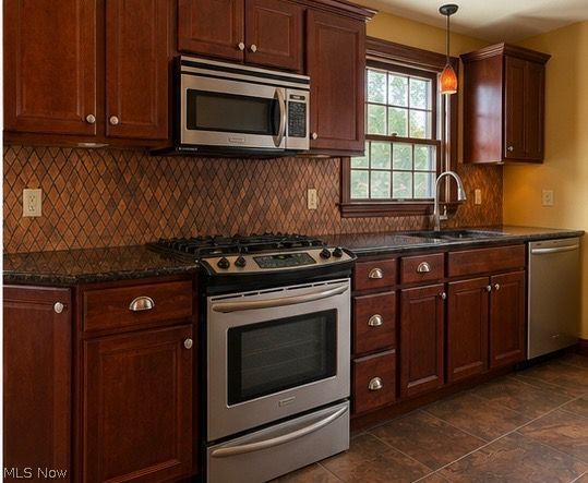 921 Garfield Street Struthers OH 44471
