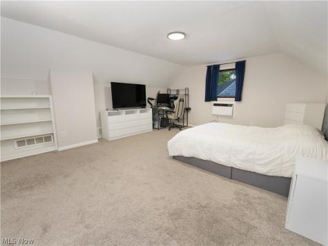 25524 Chatworth Euclid OH 44117