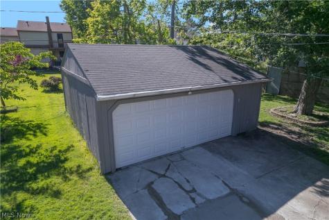 25524 Chatworth Euclid OH 44117