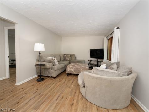 25524 Chatworth Euclid OH 44117