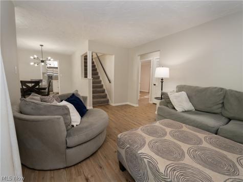 25524 Chatworth Euclid OH 44117