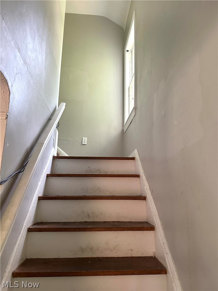 17519 Throckley Avenue Cleveland OH 44128
