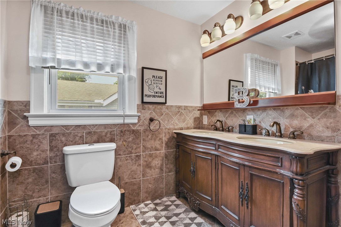 1944 E 45th Street Ashtabula OH 44004