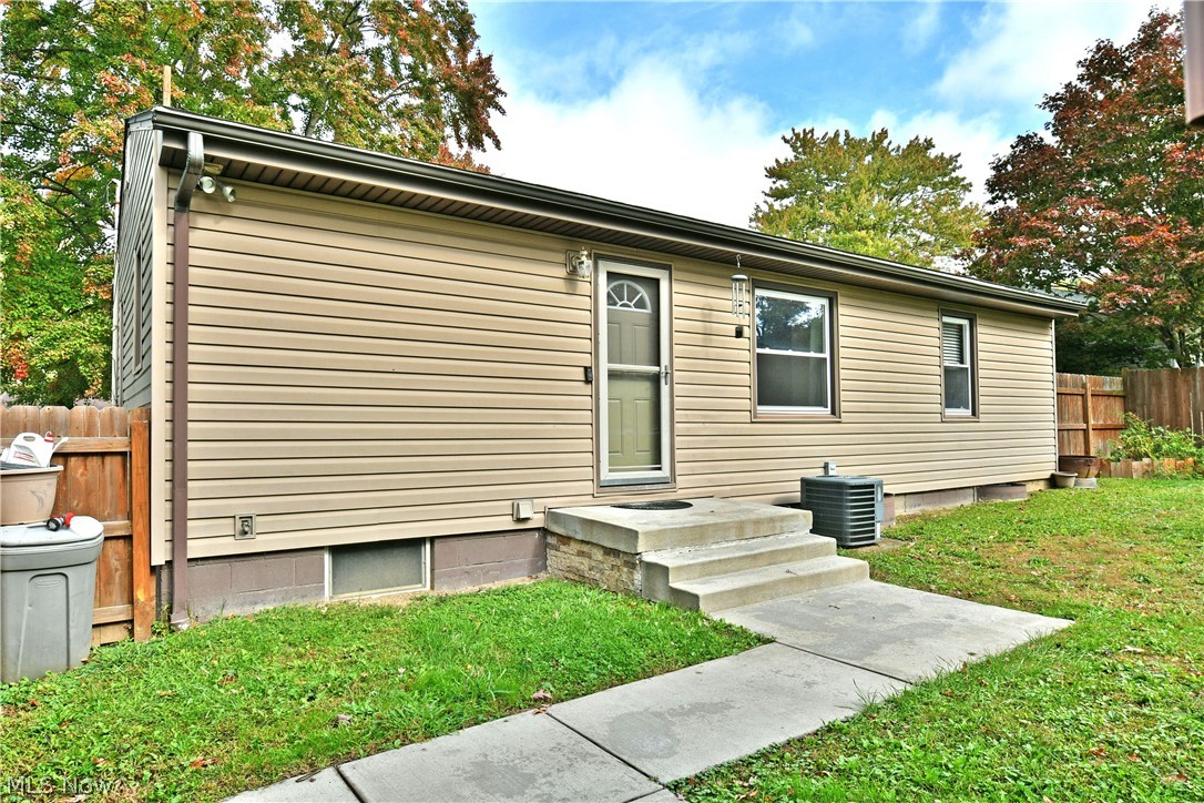 8294 Englewood Street NE Warren OH 44484