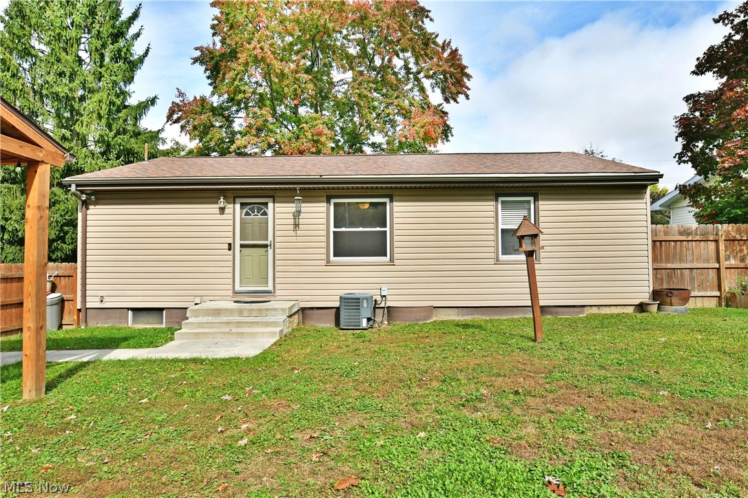 8294 Englewood Street NE Warren OH 44484