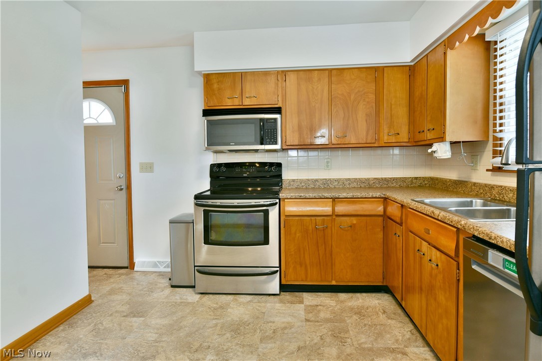 8294 Englewood Street NE Warren OH 44484