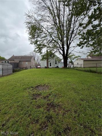 1546 Meadowbrook Youngstown OH 44514