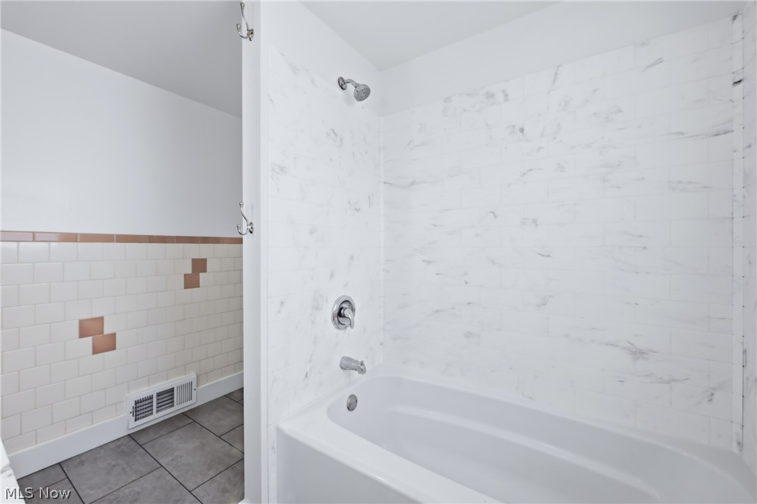 572 E Archwood Avenue Akron OH 44301