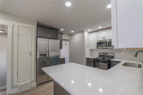 37 Arlington Circle Wickliffe OH 44092