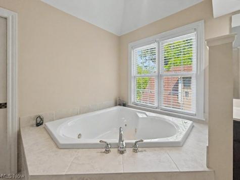 345 Knollwood Trail Richmond Heights OH 44143