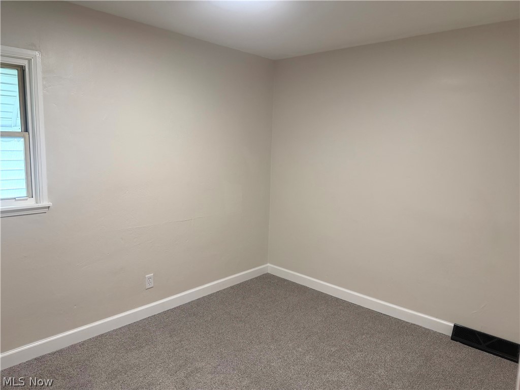 2065 Clermont Avenue NE Warren OH 44483
