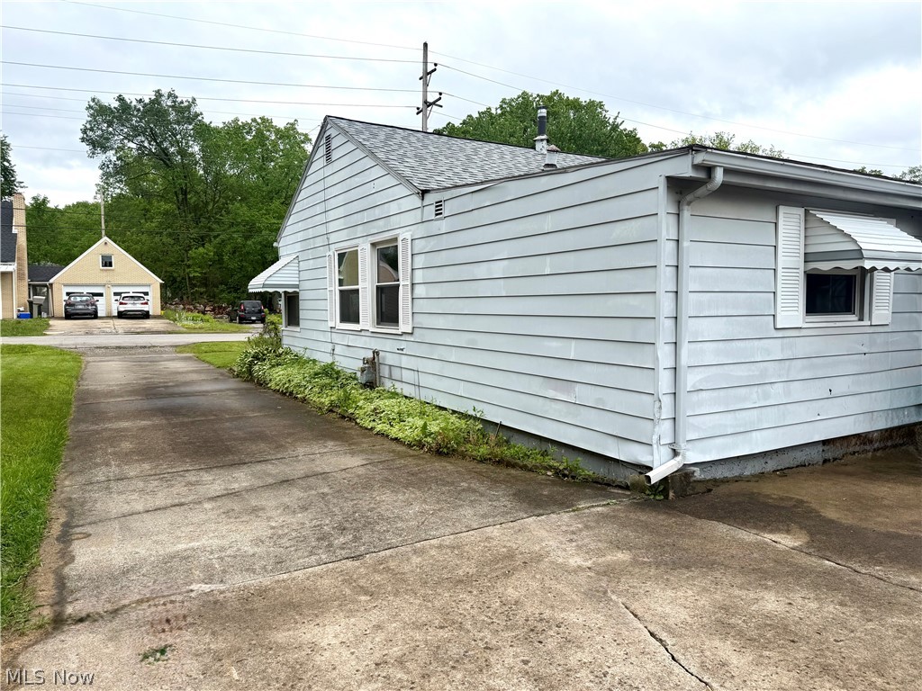 2065 Clermont Avenue NE Warren OH 44483