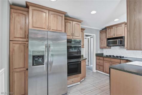 28302 W Oviatt Road Bay Village OH 44140