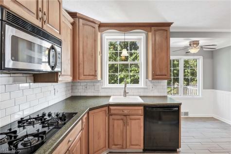 28302 W Oviatt Road Bay Village OH 44140