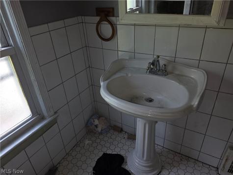 17425 Throckley Avenue Cleveland OH 44128