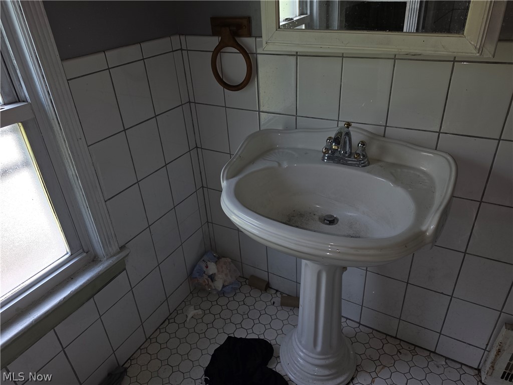 17425 Throckley Avenue Cleveland OH 44128