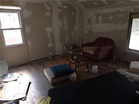 17425 Throckley Avenue Cleveland OH 44128