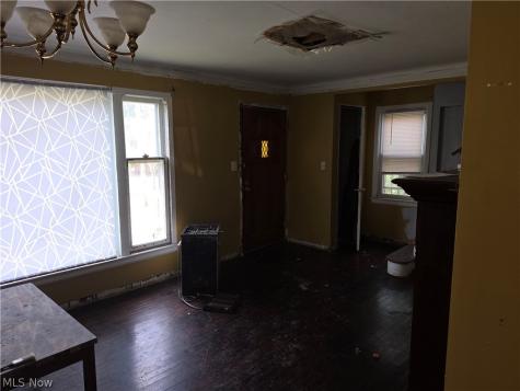 17425 Throckley Avenue Cleveland OH 44128