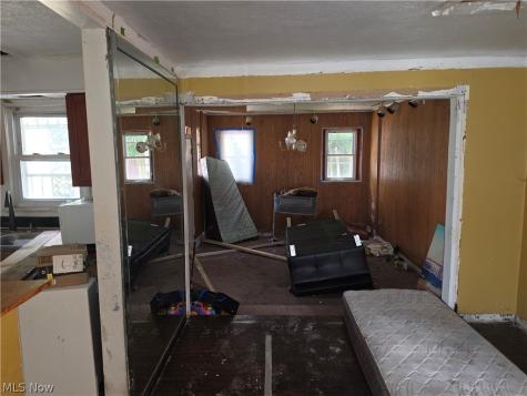 17425 Throckley Avenue Cleveland OH 44128