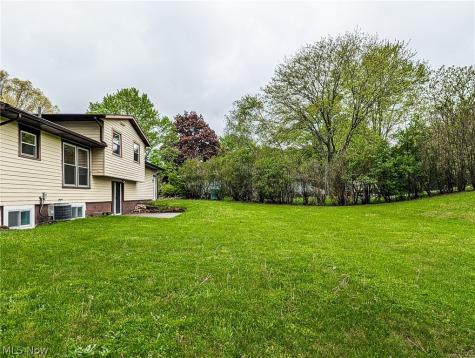 1101 Chaparrel Road SW Hartville OH 44632