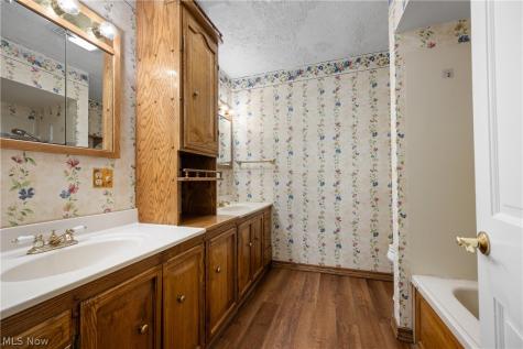 568 W Nimisila Road Akron OH 44319